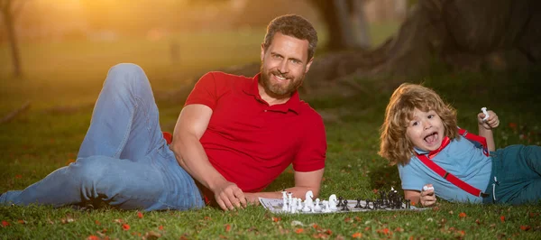 Padre Hijo Jugando Ajedrez Hierba Parque Día Los Padres Familia —  Fotos de Stock