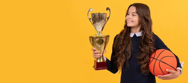 Premio Logro Deportivo Chica Adolescente Con Pelota Baloncesto Copa Campeona —  Fotos de Stock