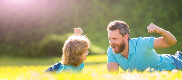 아버지와 아들을 야외에서 키우고 부모는 풀밭에 긴장을 여름날 아이가 아버지가 — 스톡 사진