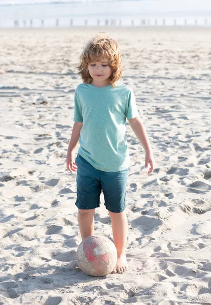 Mały Chłopiec Grać Piłką Nożną Plaży Letnie Wakacje — Zdjęcie stockowe