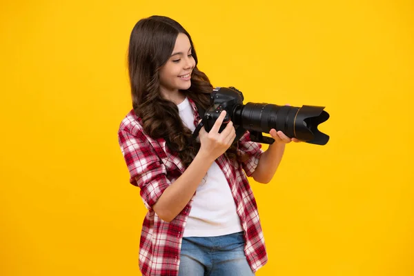 Positieve Lachende Emoties Van Tienermeisje Met Dslr Professionele Fotocamera Met — Stockfoto