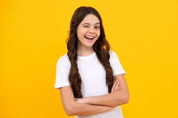 Tiener Meisje Sluit Een Oog Knipoogt Glimlacht Menselijke Gezichtsemoties Concept — Stockfoto