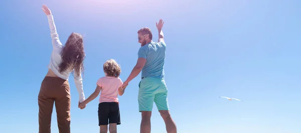 Banner Der Familie Die Sich Strand Umarmt Familienurlaub Sommer Horizontales — Stockfoto