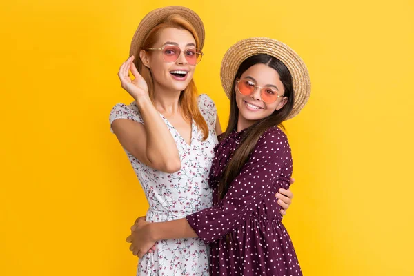 Heureux Mère Fille Chapeau Paille Sur Fond Jaune — Photo