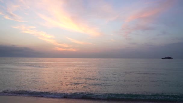 美しい夕日の海の波を船と日没で — ストック動画