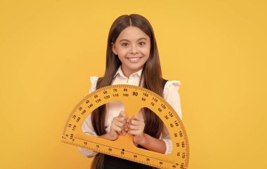 Trigonometri kırtasiyesi. Ölçme ve ölçme. Çocuk eğitimi. Matematik. Gülümseyen genç kız iletken cetvel tutuyor. Okula dönüyorum. Cebir ve geometri. Çocuk matematik okuyor. boyutu ölç.