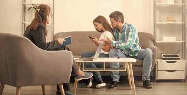 Kişiler arası ilişkiler. Yaşam koçu. Telefon bağımlılığı. Baba ve çocuk psikolog seansında. Aile terapisi. Veli toplantısı. Ebeveynlik ve babalık. Çocuk ve babası sosyal hizmet görevlisiyle konuşuyorlar..