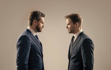 İş adamları yüz yüze. saygısızlık ve çelişki. İş ortakları birbirini suçlar. İş insanlarını tartışıyorlar. Tatminsiz adamlar başarısızlığı tartışır. İki meslektaş anlaşmazlık ve anlaşmazlık yaşadı.