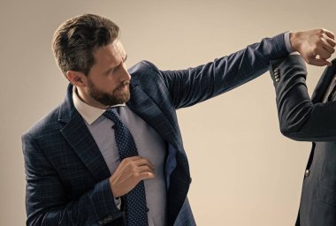Saldırgan profesyonel iş adamı yumrukluyor. Gri geçmişi olan iş arkadaşını yumrukluyor. Kavga ediyor..