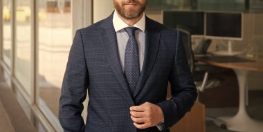 Kendine güvenen iş adamları kravat takar. Formalite icabı iş adamı. İş başarısı. Takım elbiseli başarılı bir adam. Girişimci. Erkek resmi moda. profesyonel CEO.