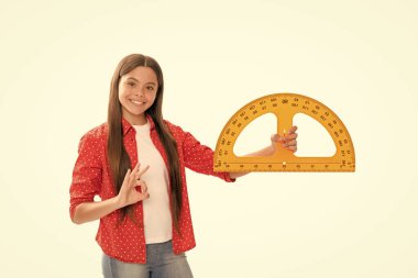 Mutlu çocuk okulda trigonometri dersi alıyor. Beyazların gösterisinde izole edilmiş. Tamam, okul..