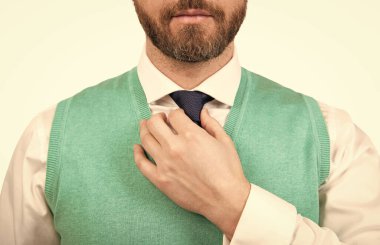 Kendine güvenen ve bıyıklı yakışıklı bir adam. Erkek modası. Erkek güzelliği. Boz adam portresi. Sakallı, olgun, zarif bir adam. Saç ve sakal bakımı. Beyaz üzerine izole resmi iş adamı.