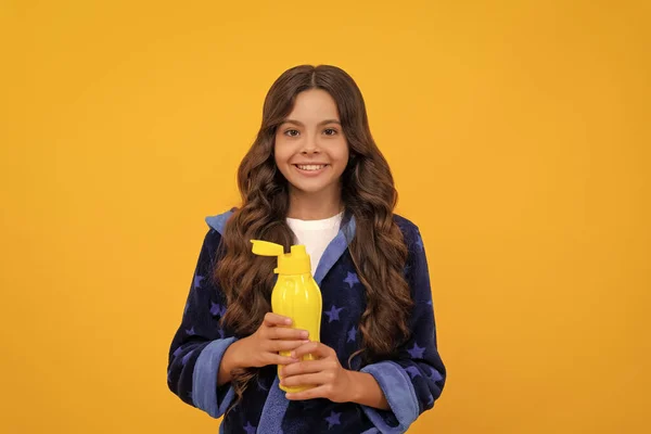 Menina Feliz Criança Segurando Garrafa Água Homewear Fundo Amarelo Sede — Fotografia de Stock