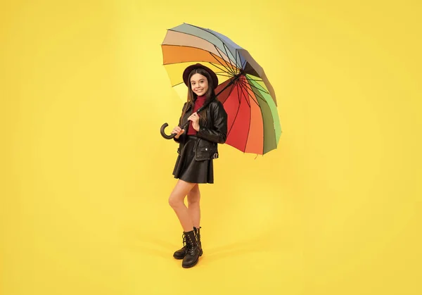 Boldog Tini Lány Kalap Bőr Ruhák Alatt Szivárvány Esernyő Őszi — Stock Fotó