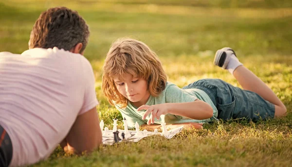Mutlu Baba Oğul Aile Parktaki Yeşil Çimlerde Satranç Oynuyor Taktik — Stok fotoğraf