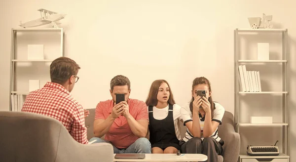 Psicólogo Dar Terapia Familiar Para Padre Adicto Teléfono Mamá Niña —  Fotos de Stock