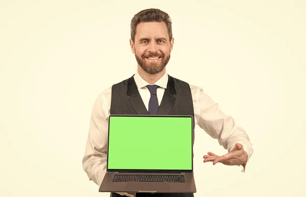 Feliz Hombre Negocios Que Presenta Computadora Con Pantalla Verde Para —  Fotos de Stock