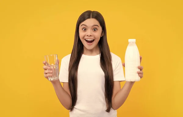 Hayretler Içindeki Çocuk Süt Ürünlerini Elinde Tutuyor Genç Kız Süt — Stok fotoğraf