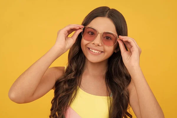 Enfant Heureux Dans Des Lunettes Été Les Cheveux Bouclés Sur — Photo