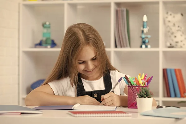 Criança Feliz Escrevendo Copybook Escola Lição Sala Aula Vestir Uniforme — Fotografia de Stock