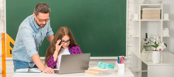 Vader Dochter School Leraar Leerling Spandoek Nieuwsgierige Vader Kind Studeren — Stockfoto