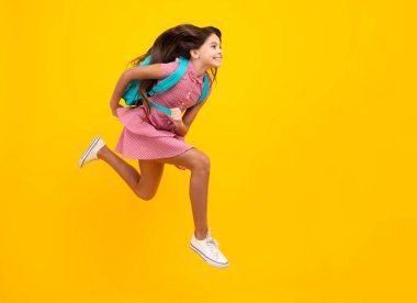 Şaşırmış genç kız. Sırt çantalı kız öğrenci. Tecrit edilmiş genç bir öğrenci. Öğrenme ve bilgi. Git çalış. Çocuk eğitimi konsepti. Okula dönelim. Koş ve atla.