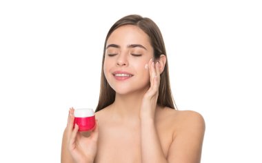 Günlük alışkanlık ve kişisel bakım. Cilt güzelliği. Güzellik kozmetiği. Temizleme fırçası. Bayan kozmetik ürünü sunuyorum. Yüz kremi süren bir kadın. Gülümseyen kız saç maskesi tutuyor. cilt kremi olan bayan.