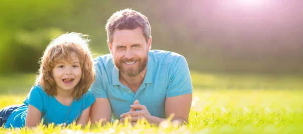 Banner Padre Hijo Parque Verano Aire Libre Feliz Familia Padre — Foto de Stock