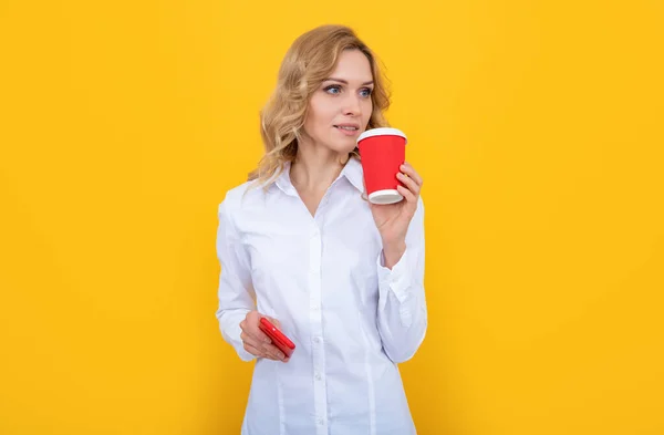 Mujer Rubia Con Taza Café Teléfono Inteligente Sobre Fondo Amarillo — Foto de Stock