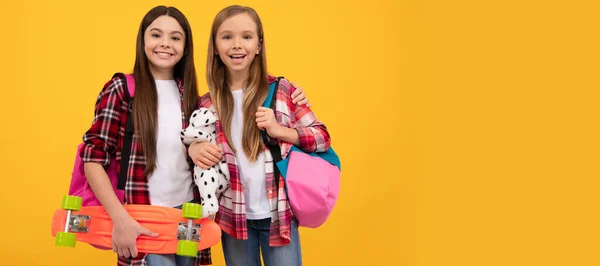School Girls Friends Happy Kids Casual Checkered Shirt Carry Backpack — Stockfoto