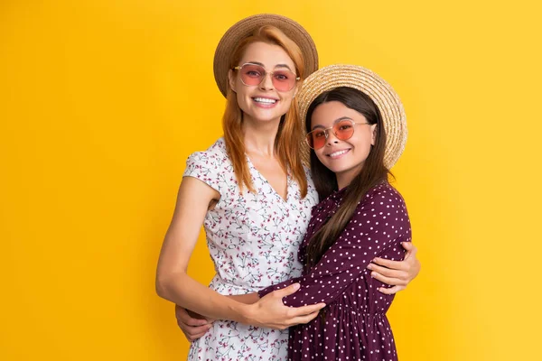 Positive Mother Daughter Straw Hat Yellow Background — 스톡 사진