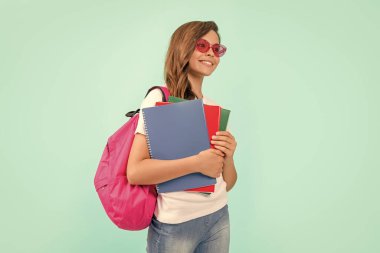 Sırt çantası ve güneş gözlüklü mutlu çocuk okula, okula gitmeye hazır..