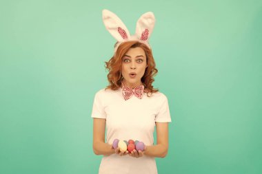 Paskalya yaklaşıyor. Tavşan avı başlasın. Sadece eğleniyorum. Parti için hazırım. Boyalı yumurtaları olan neşeli tavşan kadın. Yumurta avı. Mutlu Paskalyalar. Tavşan kulaklı komik kadın. Şaşırmış papyonlu kız.