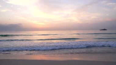 Gökyüzünde uçan kuşların ve ufukta uçan gemilerin olduğu güzel gündoğumu doğası, sükunet..