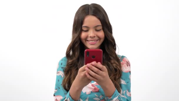 Glimlachend Kind Chatten Smartphone Met Verrast Gezicht Goed Nieuws Chatten — Stockvideo