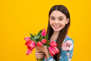 Çiçek hediyesi. Mutlu çocuk laleleri tutuyor. Bir buket lalesi olan bir kız, mutlu sürpriz kızı tebrik eder, fotokopi çeker. Kutlama tatili, doğum günü ve anneler günü.
