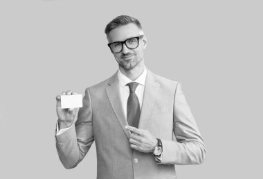 Gözlüklü gülümseyen olgun bir adam kredi kartını işaret ediyor ve başparmağını kaldırıyor, boşluğu kopyalayıp beni arıyor..