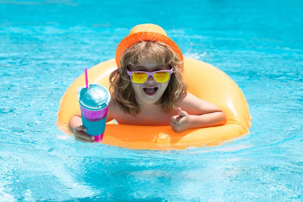 Dzieciak Okularach Słonecznych Basenie Letni Dzień Dzieci Bawiące Się Basenie — Zdjęcie stockowe