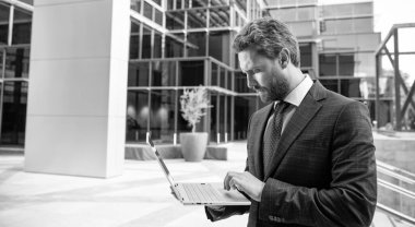 Programcı bilgisayar kullansın. Müdür bey. Çevik iş. Profesyonel ağ yöneticisi bilgisayarı tutuyor. Modern kablosuz bilgisayarı olan patron. İnternette çalışan olgun bir iş adamı. iş başarısı.