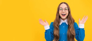 Mutluluktan ışıldıyor. Mutlu sarı arka plan. Çocuk yüzü, yatay poster, izole edilmiş genç kız portresi, fotokopi alanı olan pankart