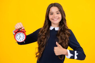 12, 13, 14 yaşlarında genç bir kız çalar saate bakar. Alışveriş zamanı geldi. Günaydın, kontrol zamanı.