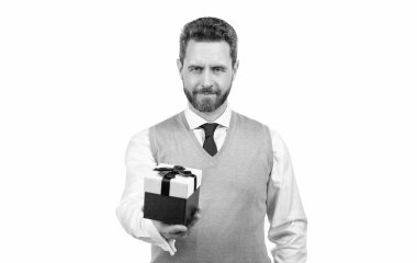 Başarılı CEO hediye kutusunu tutuyor. Yakışıklı adam romantik bir randevu için hazırlan. Ticari ödülü olan mutlu bir adam. Selamlama vesilesi. İş adamı hediye kutusu gösteriyor. Şirket hediyesi. Kadınlar Günü için hediye.