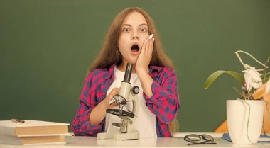 Araştırma eğitimi. Dürbünlü gelecekteki bilim adamı çocuk. Bilimsel metodu kullan. Bilim ve çocukluk. Mikroskop kullanan genç bir kız. Okula dönüyorum. biyoloji, kimya laboratuvarı.