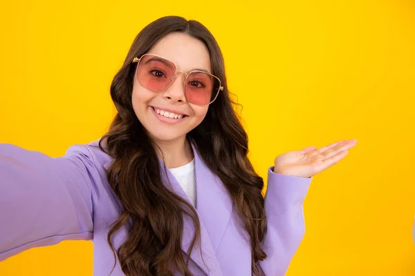 Καλοκαίρι Έφηβος Κορίτσι Γυαλιά Ηλίου Κάνει Selfie Ποζάρουν Κίτρινο Φόντο — Φωτογραφία Αρχείου