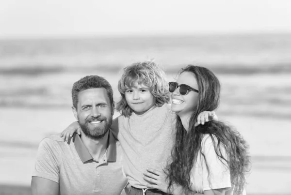 爸爸和孩子在夏天的海滩上快乐的一家人 — 图库照片