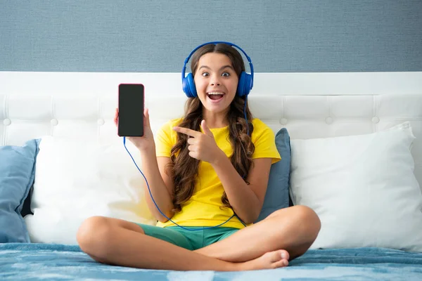 Adolescente Enfant Portant Des Écouteurs Écoutant Musique Sur Téléphone Intelligent — Photo