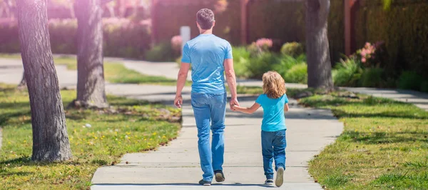 Banner Father Son Walk Park Back View Family Value Childhood — 图库照片