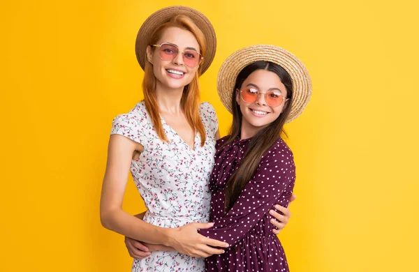 Cheerful Mother Daughter Straw Hat Yellow Background — Foto Stock