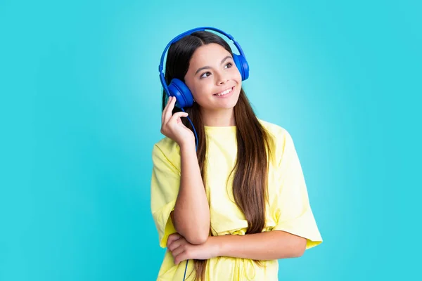 Adolescente Enfant Dans Casque Écoutant Musique Portant Une Tenue Décontractée — Photo