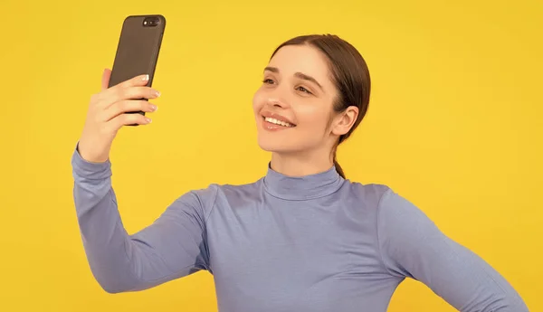 Glad Dam Gör Selfie Foto Smartphone Kommunikation — Stockfoto